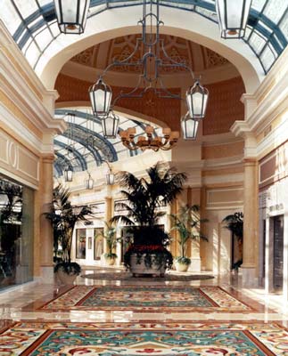 24bellagioviavenetohall.jpg (33232 bytes)